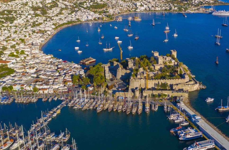 Turistik Çekicilik: Bodrum, doğal güzellikleri, tarihi kalıntıları, ve lüks tatil köyleri ile tanınır. Bu özellikleri, yerli ve yabancı