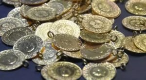 Altın fiyat göstergesi yeşil. Altının onsu bugün de yükselmeye devam ederken, gram altın fiyatı da değer kazandı.