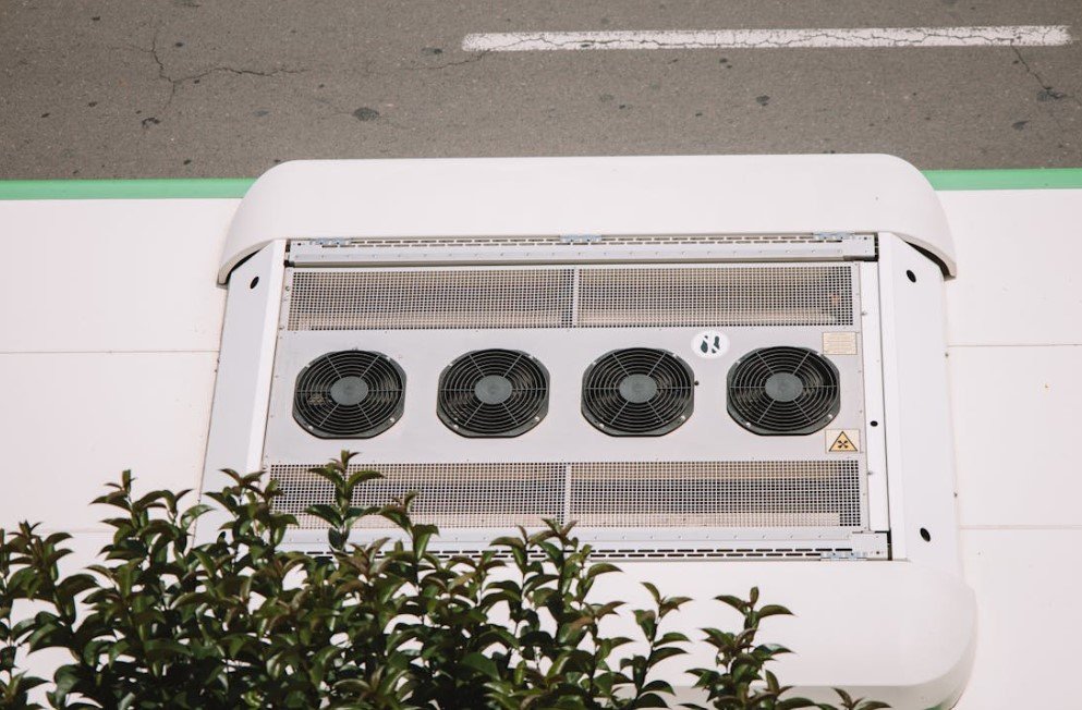 Klima değişimi ve enerji verimliliği günümüz yaşamında çok önemli endişelerdir. Özellikle sıcak hava dalgaları ve yüksek sıcaklıklar klimalara olan ihtiyacı daha da artırmaktadır