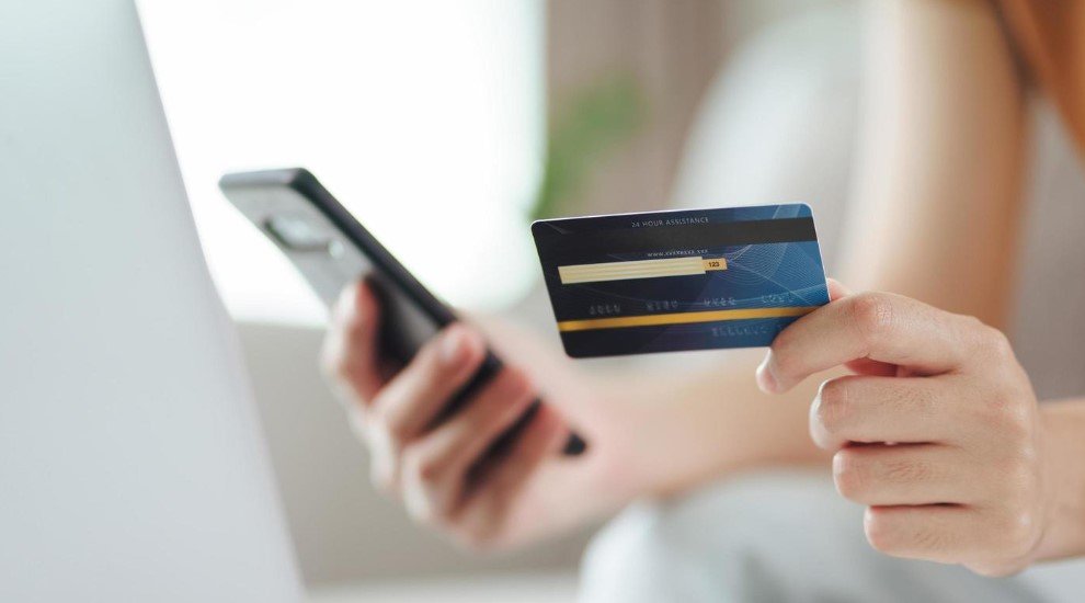 Kredi kartı taksit borç bakiyesi 5 Nisan 2024'te 787,8 milyar TL iken, 26 Temmuz'da 678,8 milyar TL oldu. Yani son 3 ayda yaklaşık yüzde 14, yani 109 milyar TL geriledi.